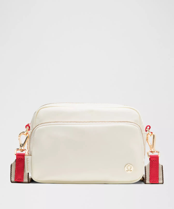 Everywhere Crossbody Bag 2L *Striped Wordmark