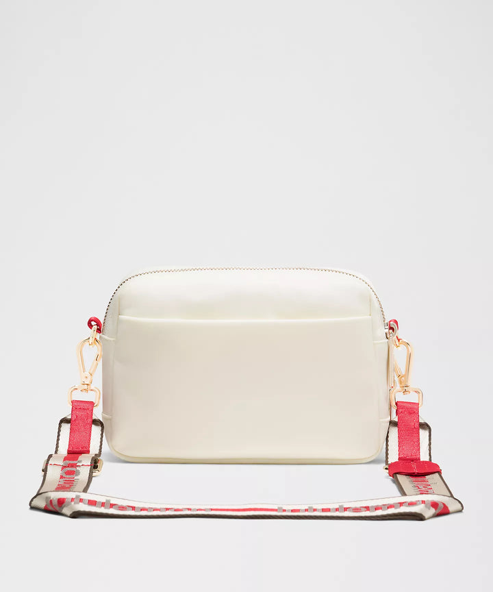 Everywhere Crossbody Bag 2L *Striped Wordmark