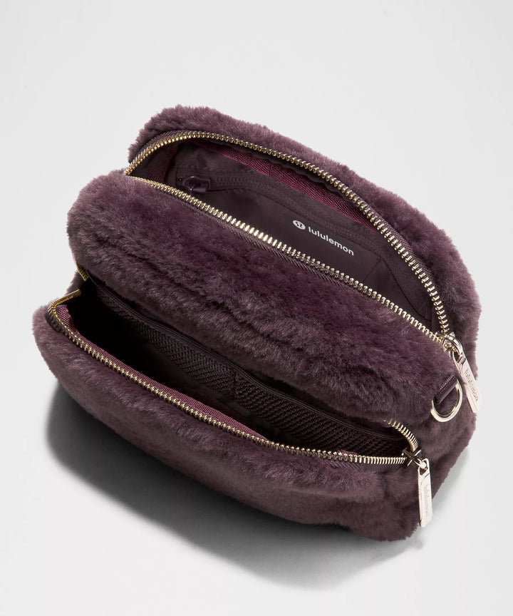 Lululemon Everywhere Crossbody Bag 2L *Plush Fleece